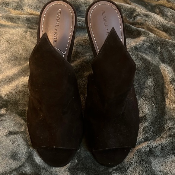 Kendall & Kylie Essie Black Suede Mule Pumps.
Sz 9 1/2 NWOT - Picture 3 of 8